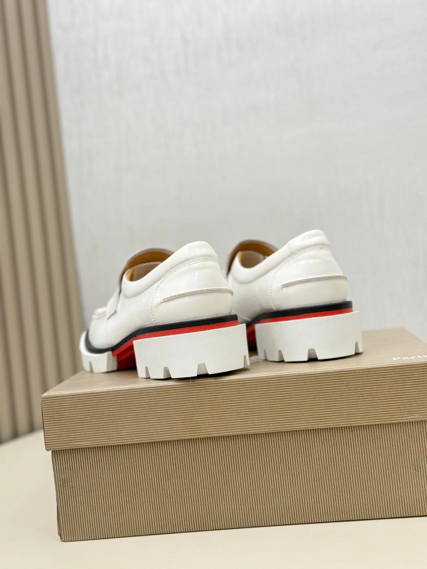[CL～High-end men’s red-soled shoes] Top P: 880💰. Size: 39-44 (38.45.46 can be customized) 🆑Top original order purchasing agent Imported open-edge bead fabric and water-dyed cowhide inside 🉑️ Imported TPU rubber sole, wear-resistant and non-slip, full of European style.